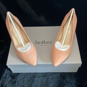 Botkier Ladies Stella Pump. Soft Peach Suede. New in Box. Size 6.5 M